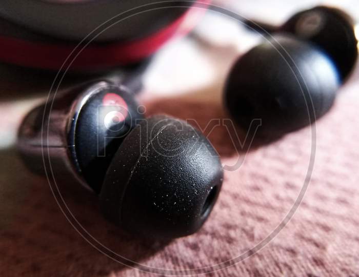 Earphone tips with a red mark.