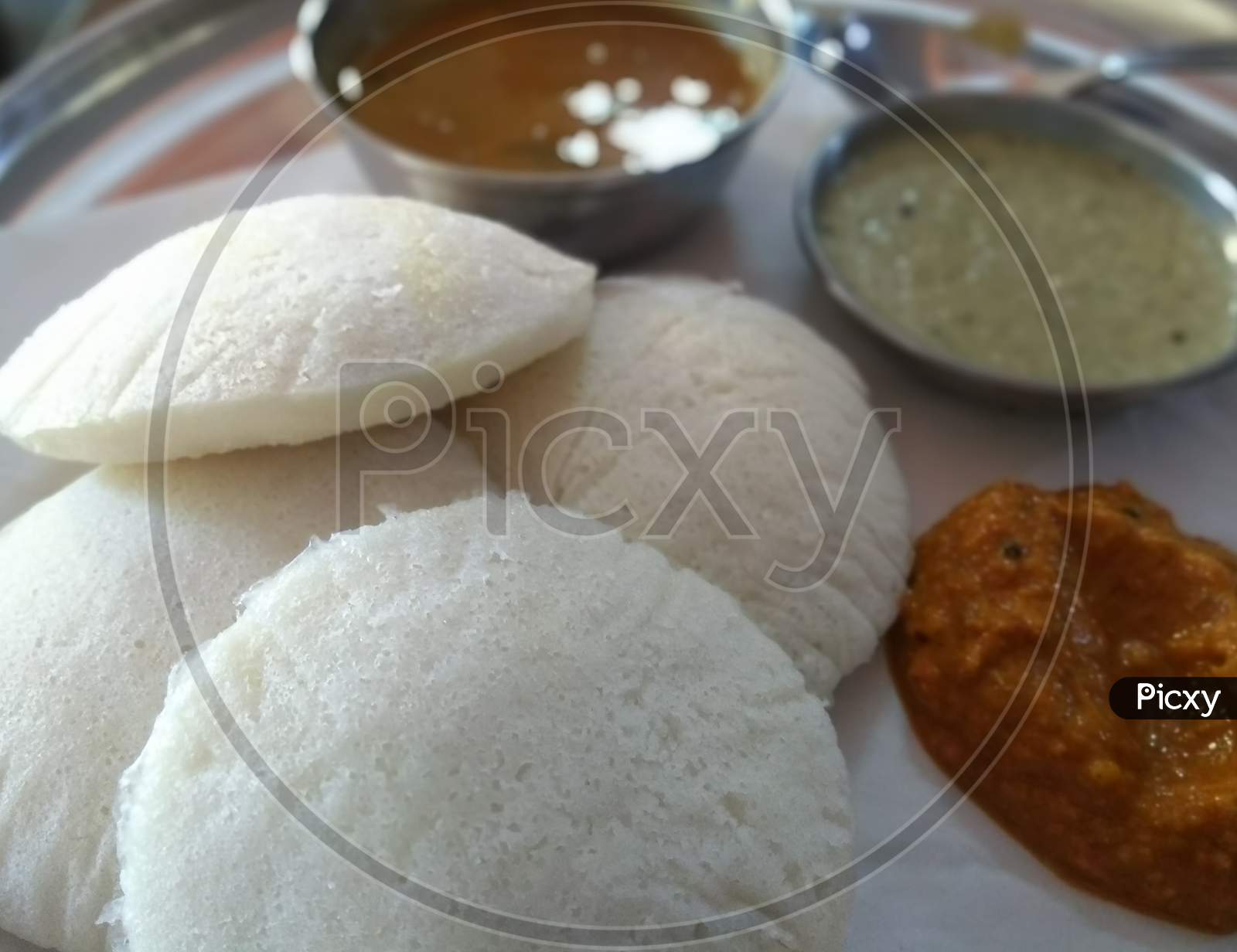 Idali with chutney and sambar