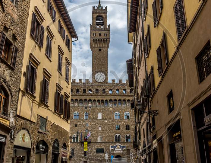 Florence, Italy - 25 June 2018: Tourists Walking Towards Palazzo Vecchio In Florence, Italy