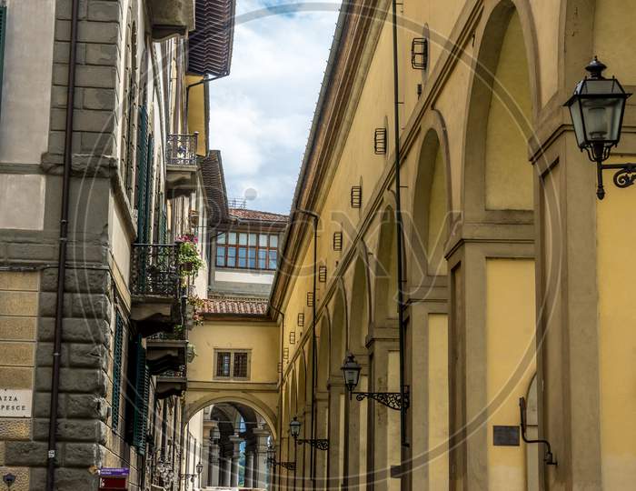 Florence, Italy - 25 June 2018: The Vasari Corridor Near Ponte Vecchio Over The Arno River In Florence, Italy At Piazza Del Pesce