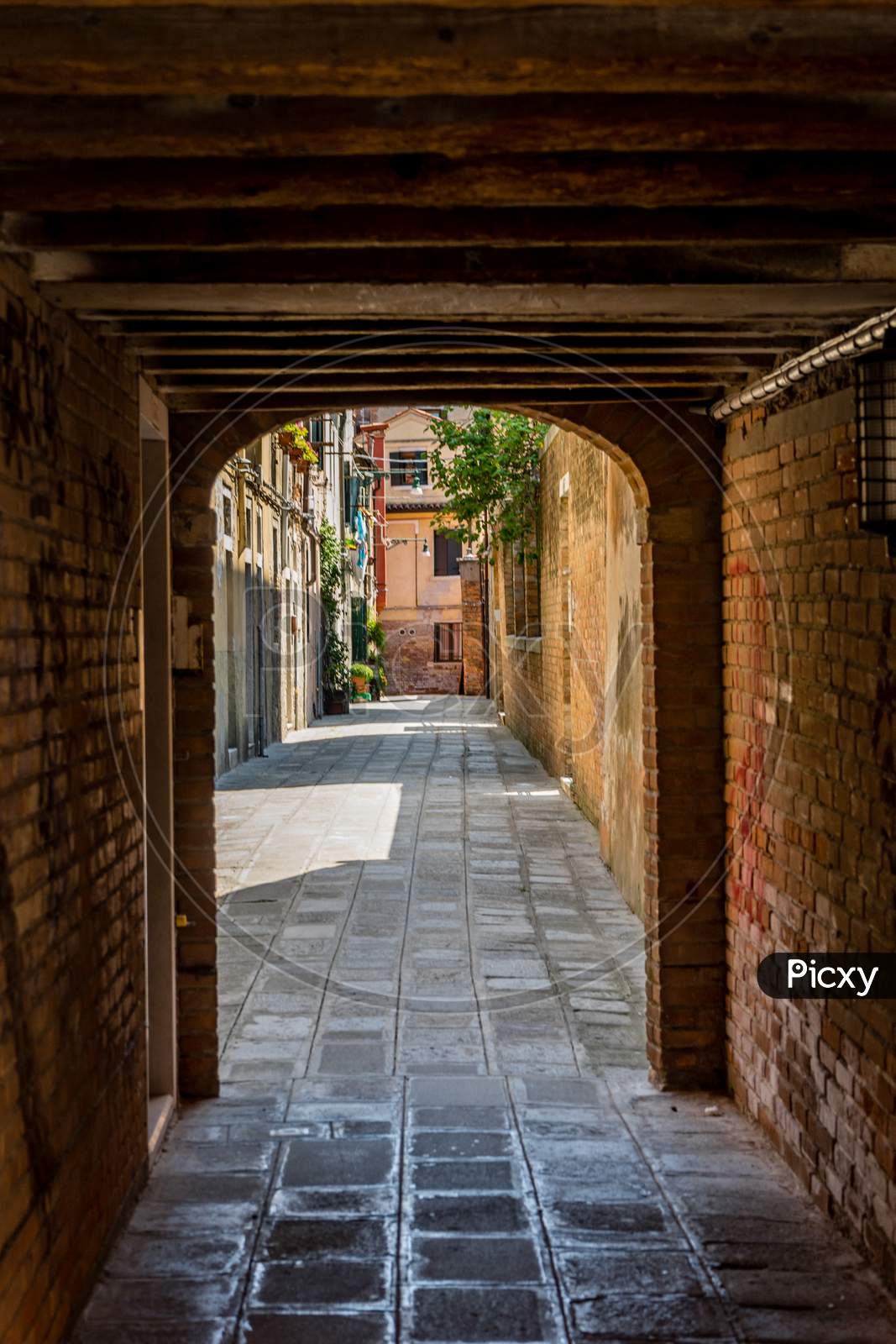 Italy, Venice, A Stone Building That Has A Bench In Front Of A Brick Wall