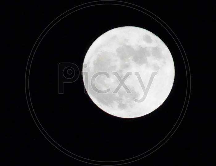A close photo moon in night