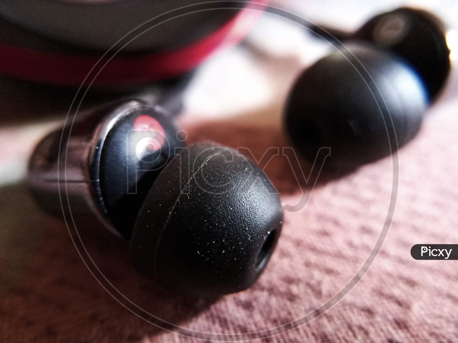 Earphone tips with a red mark.