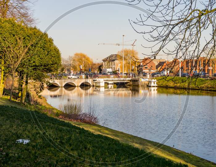 Bruges, Belgium - 17 February 2018:   A Bridge Over A Canal Of Water In Brugge/Bruges Belgium
