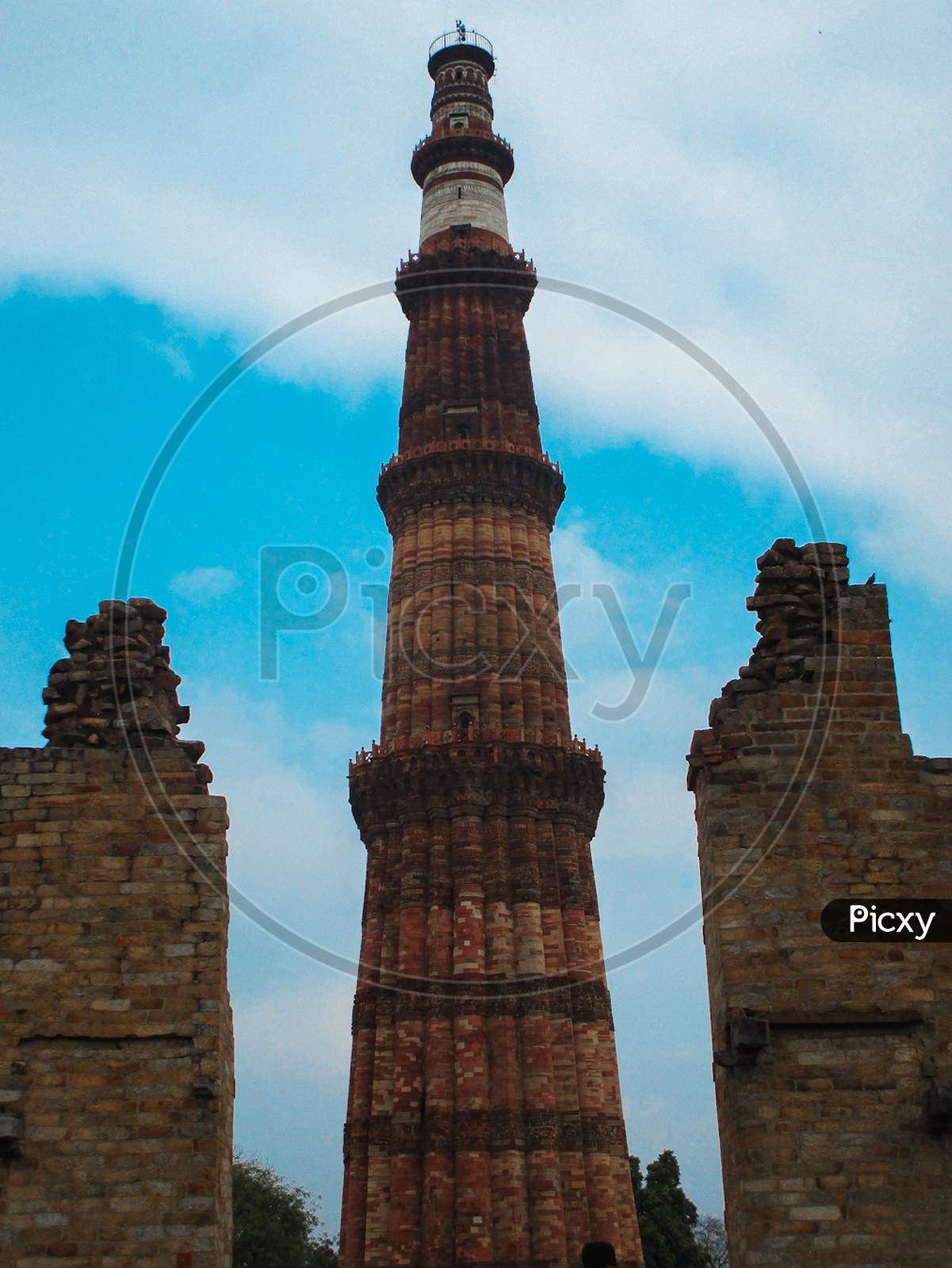 Qutub Minar in mid frame