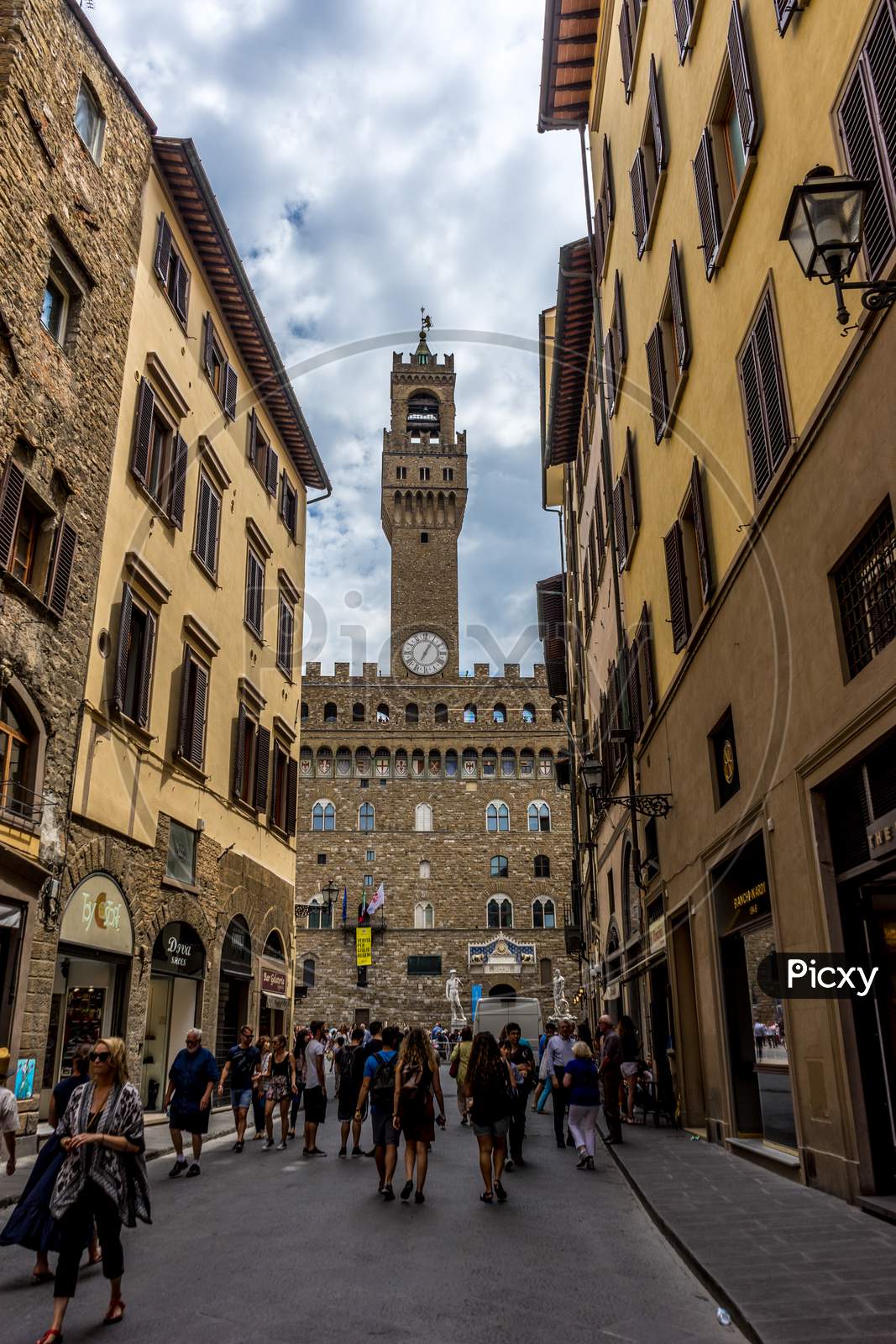 Florence, Italy - 25 June 2018: Tourists Walking Towards Palazzo Vecchio In Florence, Italy