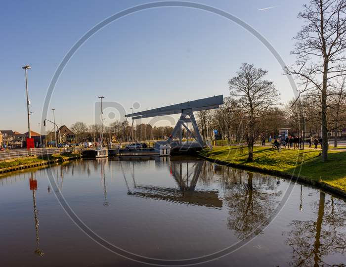 Bruges, Belgium - 17 February 2018: A Bridge Over A Canal In Bruges, Belgium