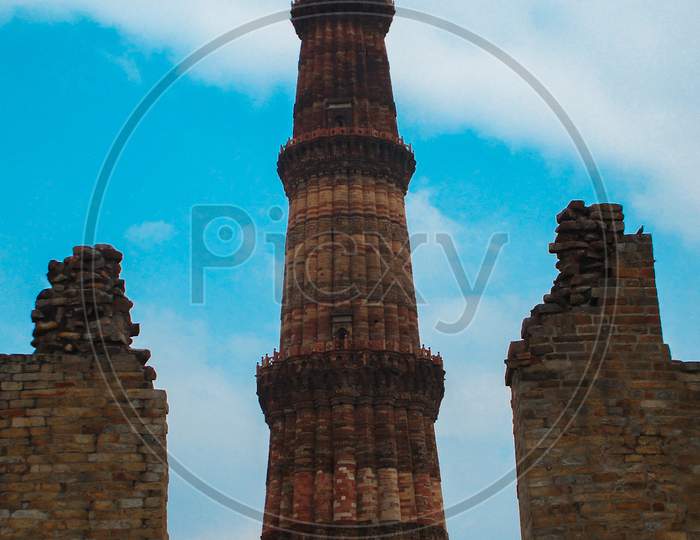 Qutub Minar in mid frame
