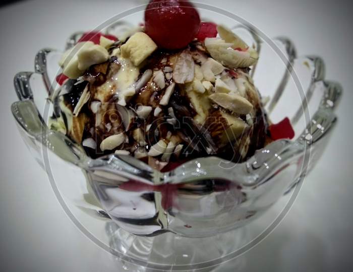 Ice cream with dry fruit toppings