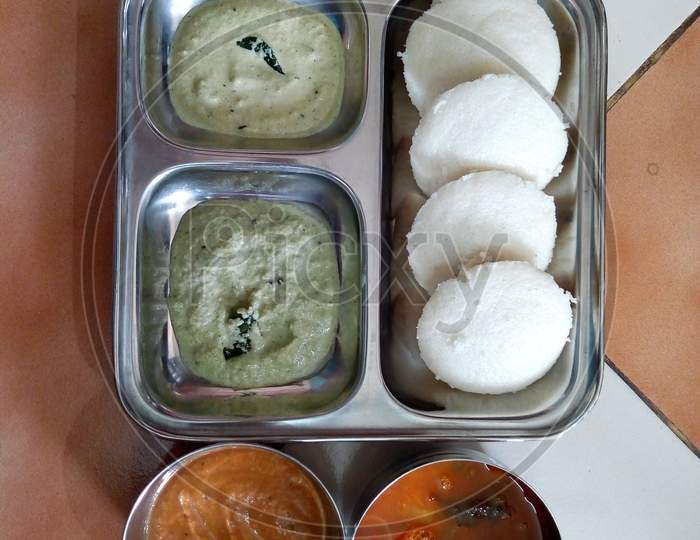 idli sambhar with coconut chutney
