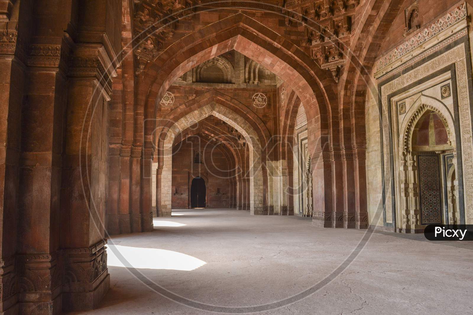 A Mesmerizing View Of Architecture Of Main Tomb At Old Fort From Inside.