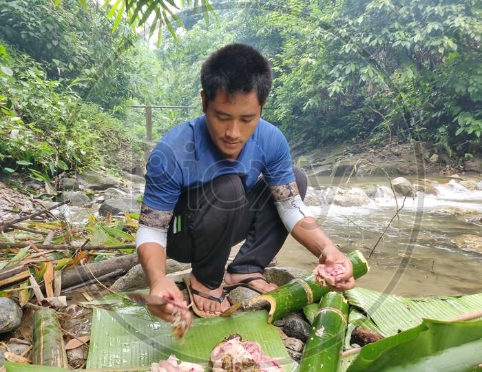 Ancient survival skills || cooking chicken in bamboo tubes in Arunachal Pradesh's stream bank.