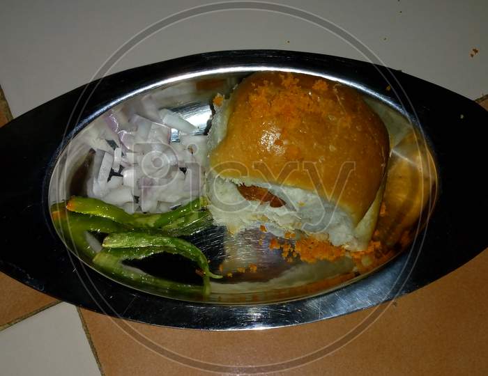 vadapav with chilli and onion a maharashtrian food