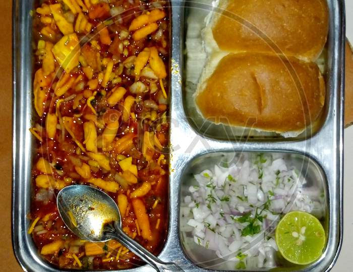 misal pav maharashtrian food with onion and lemon