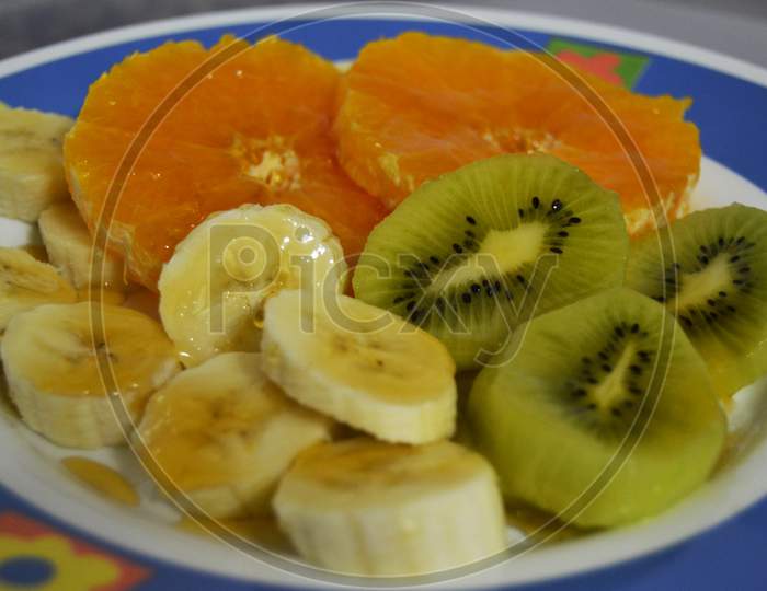 Plate with pieces of fruit