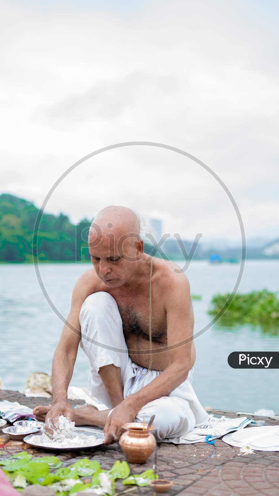 An old man performing pitru pakshya pooja