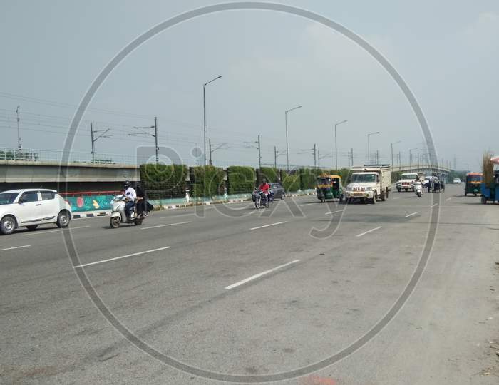 Vehicles going On the flyover
