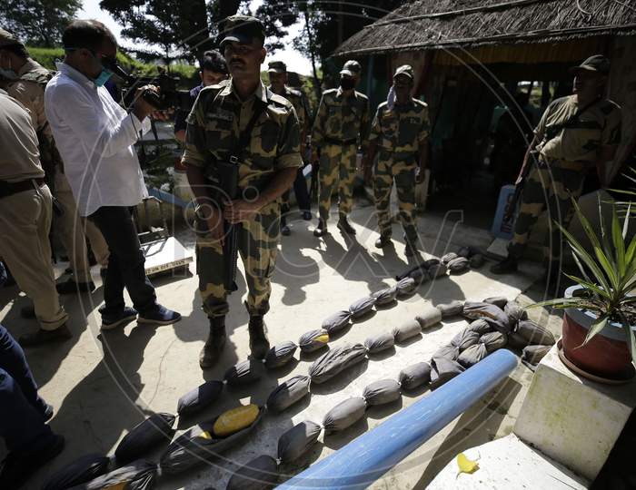 BSF displays 58 packets of narcotics, weighing about 62 kgs, which along with two pistols were recovered following foiling of an infiltration bid along the International border in Arnia area of R S Pura Sector of Jammu on 20 September,2020.