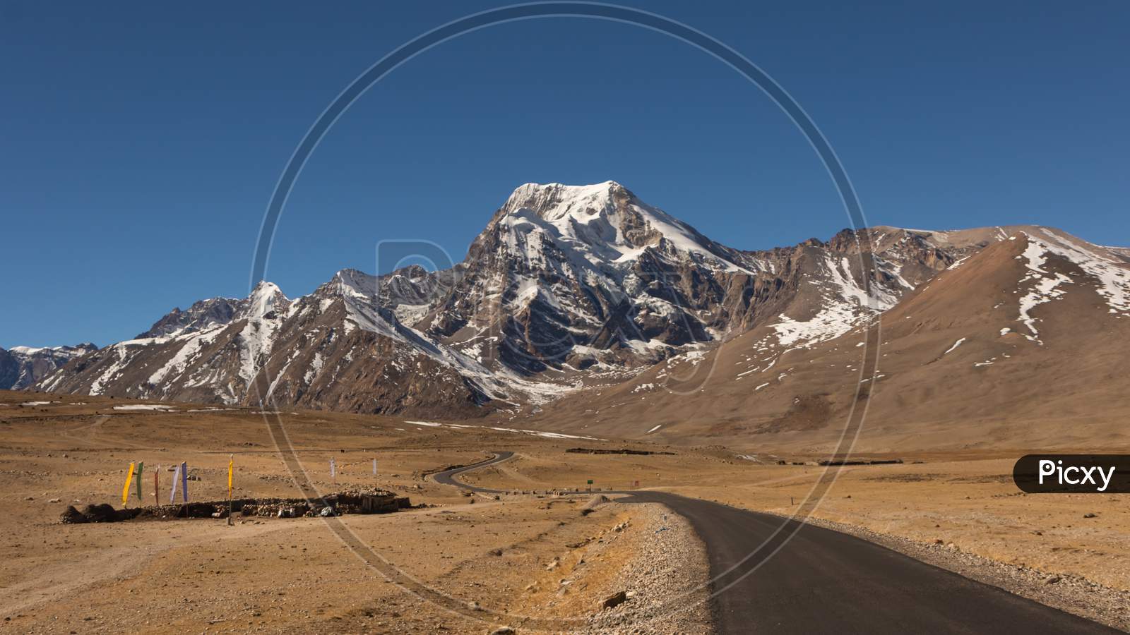 a long lonely road with curves on the tibetan plateau