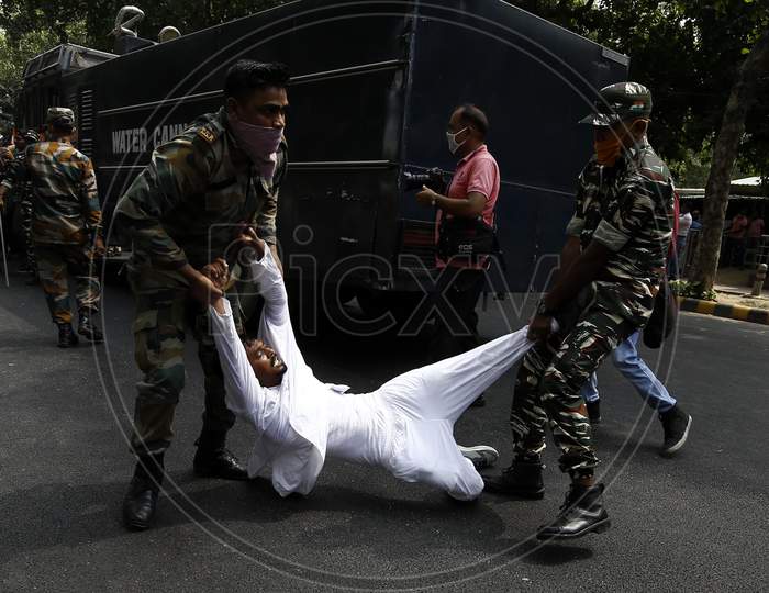 Policemen carry a member of India's opposition Congress party during a protest against farm bills in New Delhi, India,  Sept 22, 2020. Amid an uproar in Parliament, Indian lawmakers on Sunday approved a pair of controversial agriculture bills that the government says will boost growth in  farming.