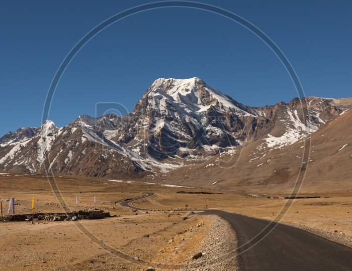 a long lonely road with curves on the tibetan plateau