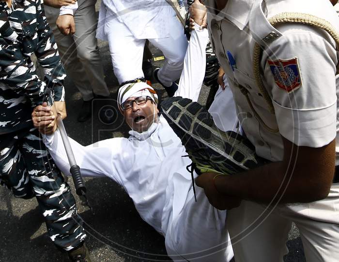 Policemen carry a member of India's opposition Congress party during a protest against farm bills in New Delhi, India,  Sept 22, 2020. Amid an uproar in Parliament, Indian lawmakers on Sunday approved a pair of controversial agriculture bills that the government says will boost growth in  farming.