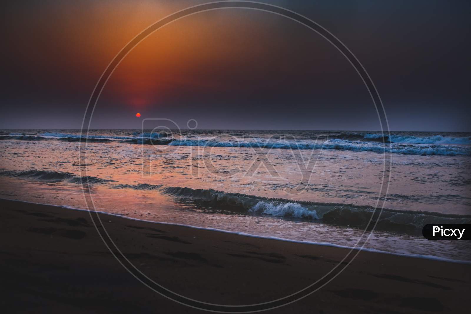Beautiful Sunrise Over The Beach In Long Exposure. Moving Elements Sunrise And Wave Photography From The Beach In Chennai, India. Red Sky In Bay Of Bengal. Sea Waves Photography. Ecr Beach