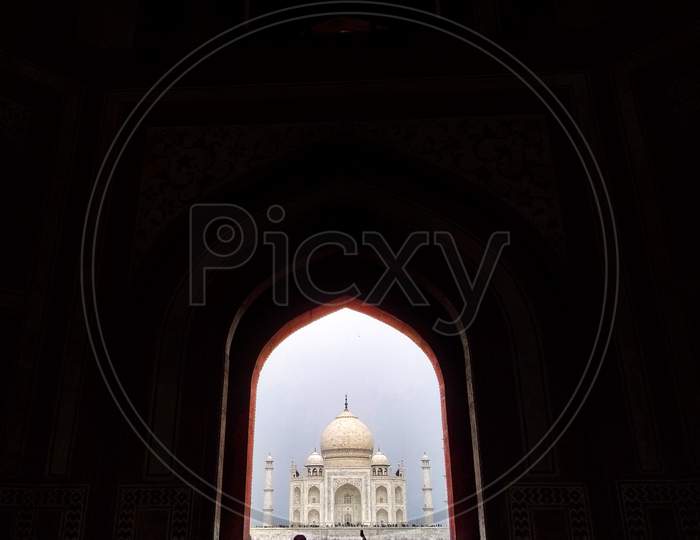 Taj through the gateway