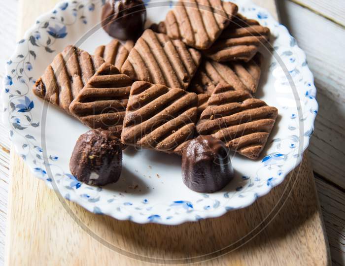 Close up of chocolate cookies in a plate.