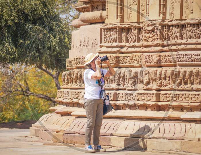 women clicked picture of suntemple