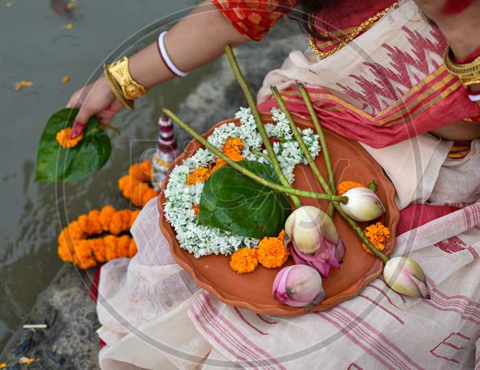 A Women Is Holding A Borondala (Pooja Thali For Worshipping God) Of Religious Offering.