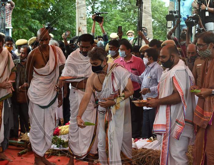 Son Sp Charan Mourn Near The Mortal Remains Of Legendary Playback Singer Sp Balasubrahmanyam During His Funeral Ceremony, At His Farmhouse In Thamaraipakkam Village Of Thiruvallur District, Saturday, Sept. 26, 2020.
