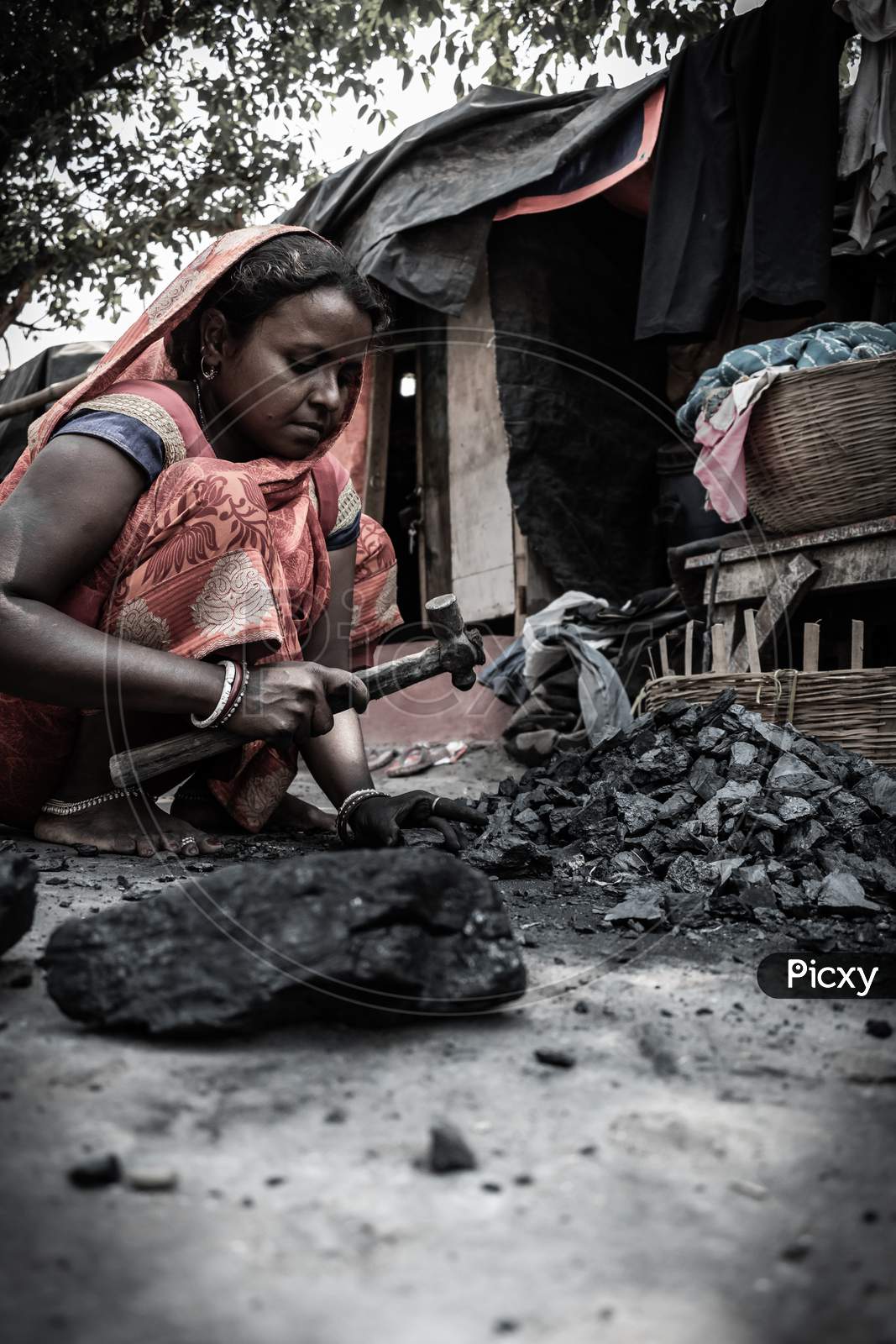 Women breaking coal