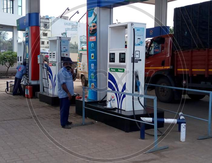 petrol pump servant