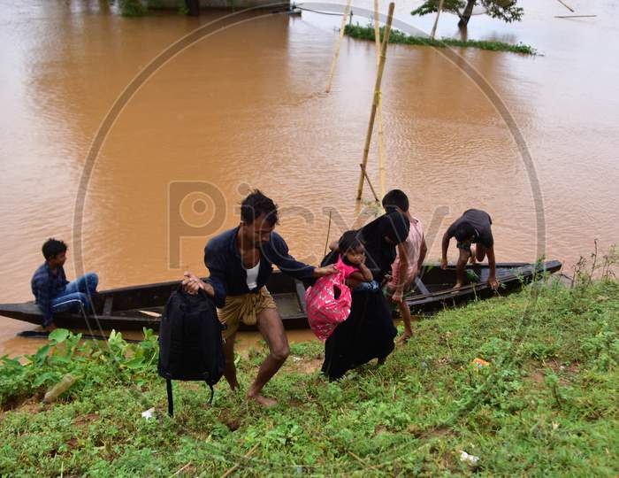 Flood-affected villagers are transported by a boat to safety at Kachua village in Nagaon district, in the northeastern state of Assam on Sept 26,2020.