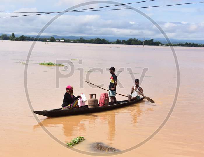 Flood-affected villagers are transported by boat to safety at  at Raja Ali village  near Kampur in Nagaon in the northeastern state of Assam on Sept 26,2020..