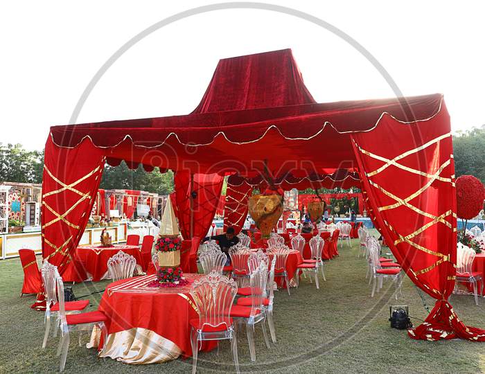 Jodhpur, Rajasthan, India, August 20Th, 2020: Luxury Decorated Round Dinner Tables With Red Color Tent And Flowers On Beautifully Decorated Backyard, Indian Outdoor Wedding Ceremony Or Event
