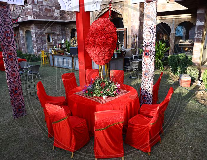 Jodhpur, Rajasthan, India, August 20Th, 2020: Organized Red Table And Chairs With Flowers Ready For The Guests Sitting In Backyard Or Lawn, Decorated Outdoor Wedding Scene