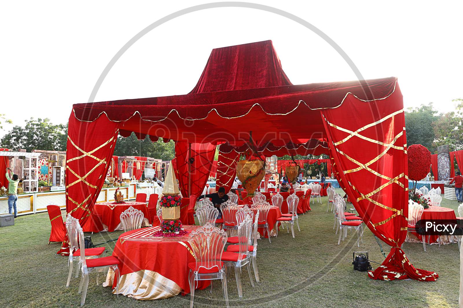 Jodhpur, Rajasthan, India, August 20Th, 2020: Luxury Decorated Round Dinner Tables With Red Color Tent And Flowers On Beautifully Decorated Backyard, Indian Outdoor Wedding Ceremony Or Event