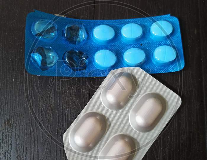 Pharmaceutical antibiotics tablets/ colourful medical tablets and pills.
