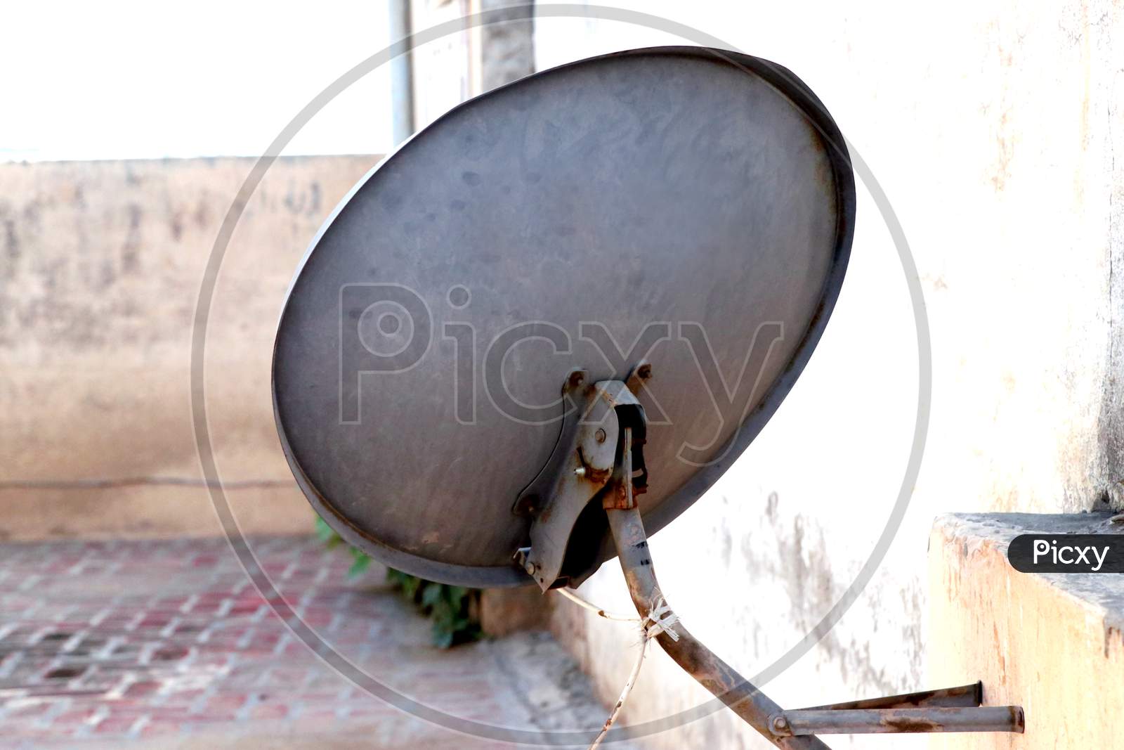 Old Rusty Television Antenna Image, Satellite Dish Image