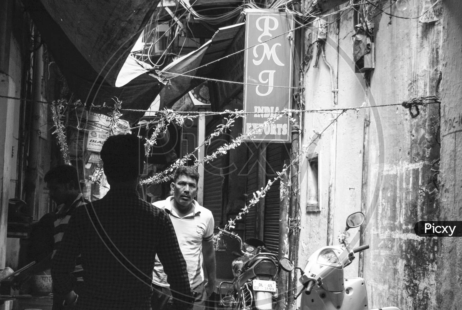 image-of-a-man-is-doing-his-work-on-busy-road-in-chandani-chowk-old