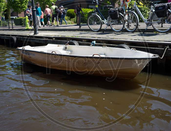 Giethoorn, Netherlands - 26 May: A Boat On The Canal At Giethoorn On 26 May 2017. Giethoorn Is The Venice Of Netherlands