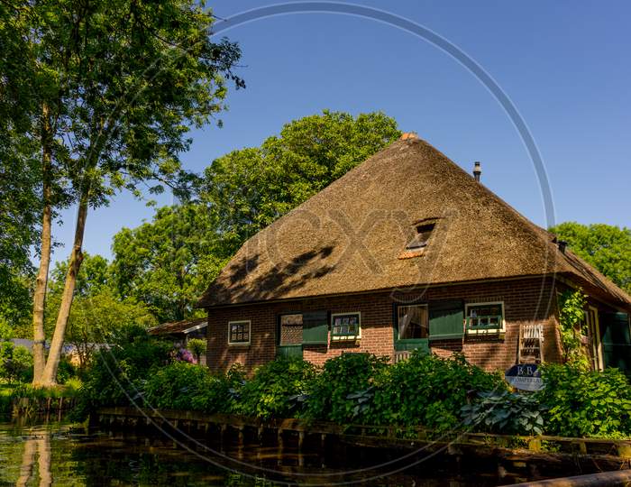 Giethoorn, Netherlands - 26 May: A Facade Of An Old Cottage House At Giethoorn On 26 May 2017. Giethoorn Is The Venice Of Netherlands