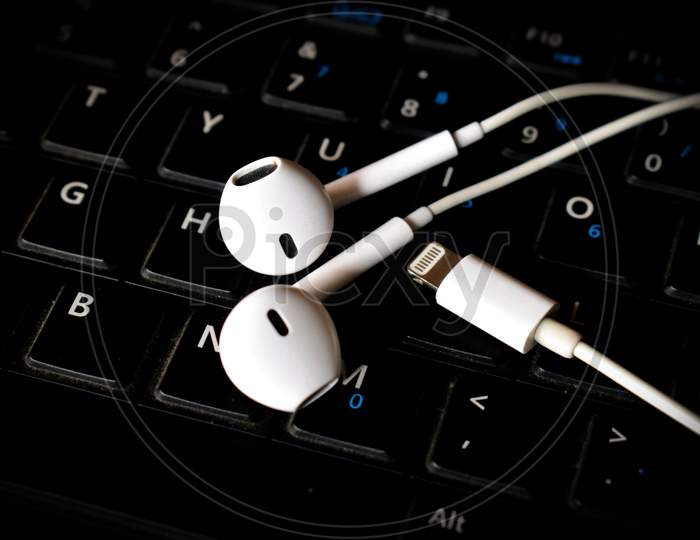 A wired headphones of Apple company