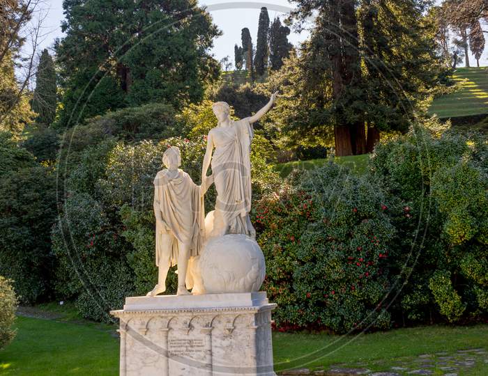 Bellagio, Italy-April 1, 2018: Statue Of Dante And Beatrix At Giardini Di Villa Melzi.