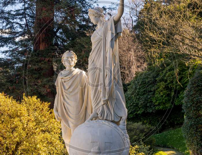 Bellagio, Italy-April 1, 2018: Statue Of Dante And Beatrix At Giardini Di Villa Melzi.