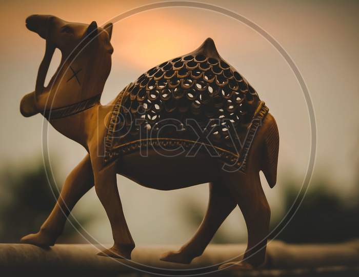 A camel sculpture photo with sunset