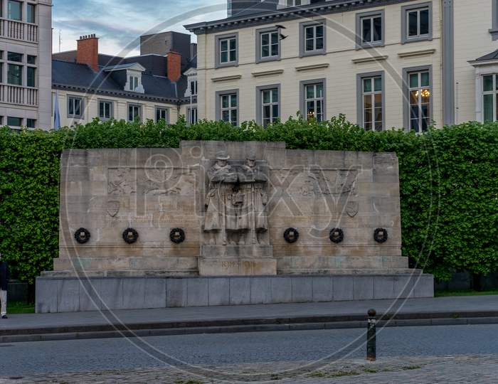 The Brussels Monument Commemorating British-Belgian Cooperation In 1914-1918. Symbolically Overlooking The Belgian Unknown Soldier In Brussels, Belgium