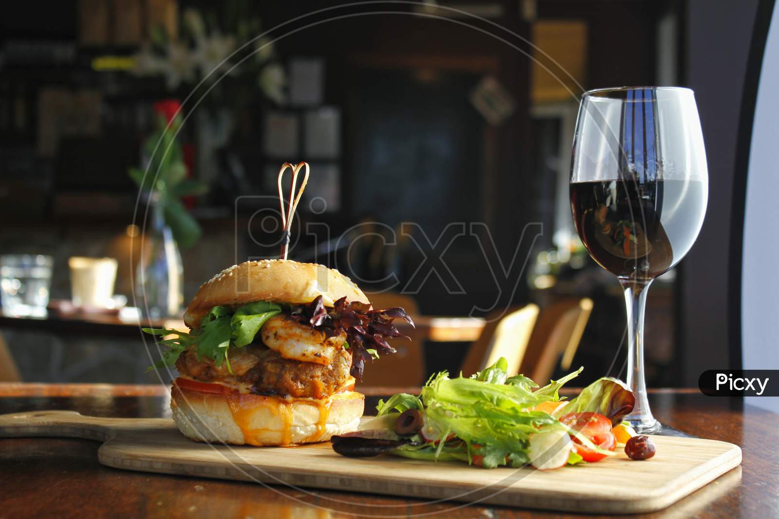 Burger with wine, maxicon style